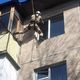 Фото МЧС КР. Спасатели попали в квартиру пенсионера, спустившись с крыши многоэтажки