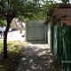 Фото 24.kg. На улице Шукурова сохранились участки старого тротуара. Там, где жители не выдвинули заборы 