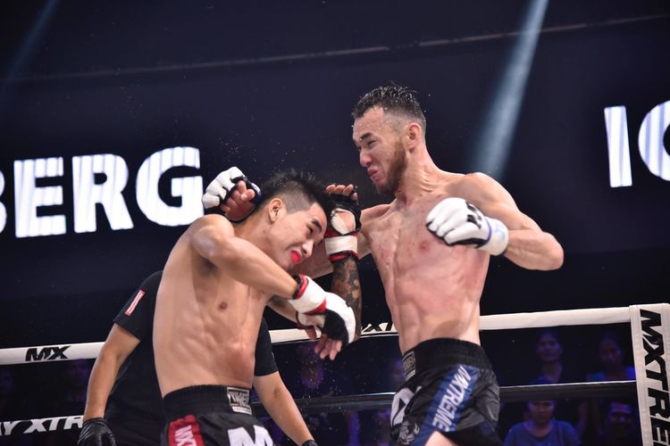 Фото MX Muay Xtreme. Нуржаман Эшбаев атакует соперника