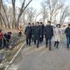 Фото пресс-службы мэрии. Мэр Бишкека Азиз Суракматов проинспектировал строительство велодорожек и парков в столице