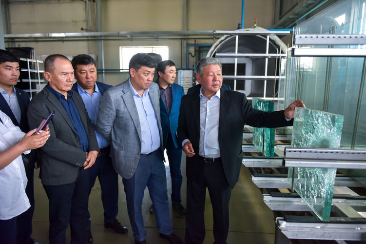 Фото пресс-службы кабмина. Бакыт Торобаев посетил завод «Интергласс»