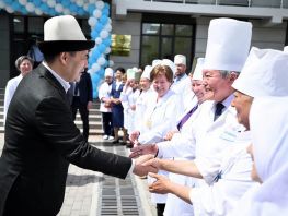 Зарплаты удвоили. Власти Кыргызстана раскрыли новые доходы врачей и&nbsp;учителей
