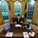 Фото REUTERS/Carlos Barria. Президент США Дональд Трамп дает интервью в Овальном кабинете Белого дома, апрель 2017 года