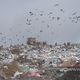 Фото 24.kg. Люди сортируют мусор возле работающего бульдозера