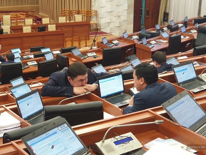 Фото Большинство депутатов отсутствуют в зале заседаний Жогорку Кенеша