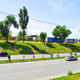 Фото пресс-службы мэрии Бишкека. Надписи «Бишкек 2021» и «Кыргызстан 30 жыл» украсили газоны путепровода на улице Валиханова