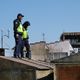 Фото 24.kg. Сотрудники милиции забрались на крышу гаража, уговаривая его владельца спуститься