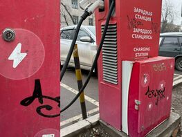 Открытый щит на&nbsp;зарядной станции у&nbsp;школы в&nbsp;Бишкеке. Проблему оперативно решили
