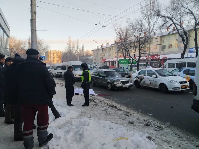 Фото 24.kg. В Бишкеке водитель маршрутки насмерть задавил женщину