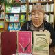 Фото 24.kg. Библиотекарь Кенжегуль Илипбаева показывает старые книги