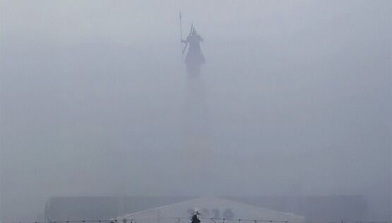 Манас растворился в&nbsp;тумане: фото с&nbsp;площади Ала-Тоо стало хитом соцсетей
