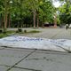 Фото читателя 24.kg. В Дубовом парке батут перегородил проход для пешеходов