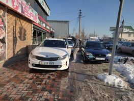 Чудаки парковки. На&nbsp;улице Щербакова клиенты автомойки занимают весь тротуар
