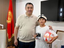 Юный футболист из&nbsp;Бишкека три года ждал встречи с&nbsp;президентом. Его мечта сбылась
