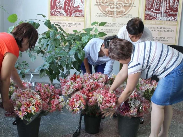 Бишкекчанин в знак признательности подарил работницам горканала цветы