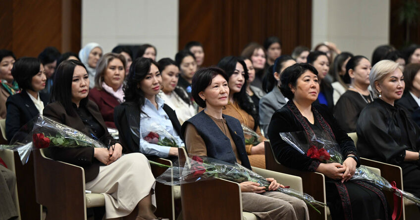 Глава кабмина: К&nbsp;2030 году женщины займут 30&nbsp;процентов руководящих должностей
