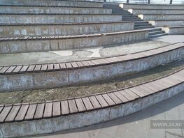 Разрушенная плитка, сломанные скамейки. Парку &laquo;Ынтымак-2&raquo; нужен ремонт
