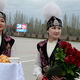 Фото Султана Досалиева. Владимира Путина встречали не только боорсоками, но и цветами