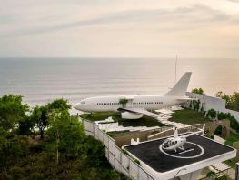 На&nbsp;Бали заброшенный Boeing 737 превратили в&nbsp;уникальную виллу над океаном
