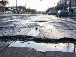 Пробки в&nbsp;Бишкеке. Из-за ямы на&nbsp;улице Медерова можно ехать только по&nbsp;одной полосе
