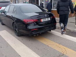 В&nbsp;Бишкеке машины на&nbsp;тротуарах и&nbsp;зебре&nbsp;&mdash; привычная картина
