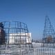 Фото пресс-службы мэрии Бишкека. Сотрудники МП «Тазалык» начали установку каркасов трех новогодних елок 