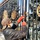 Фото 24.kg. Рабочие МП «Тазалык» сносят ограду вокруг здания парламента 