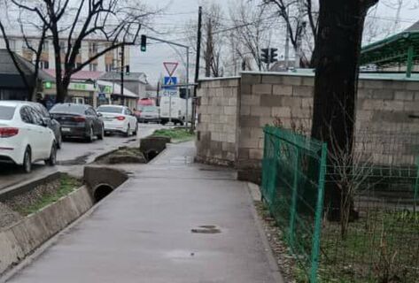 Бишкекчане жалуются на&nbsp;забор, перекрывший часть тротуара на&nbsp;улице Фере
