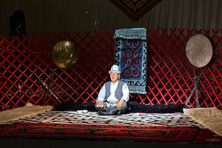 Фото академии «Манас». Первый республиканский конкурс «Жаратман манасчы»