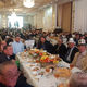 Фото 24.kg. Гости слушают выступление Сагынбека Абдырахманова за обедом в ресторане