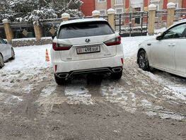 Чудаки парковки. Автомобили оставляют на&nbsp;зебрах и&nbsp;под запрещающими знаками

