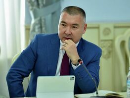 Будь вежливее. Управделами президента&nbsp;КР вынесли строгое предупреждение
