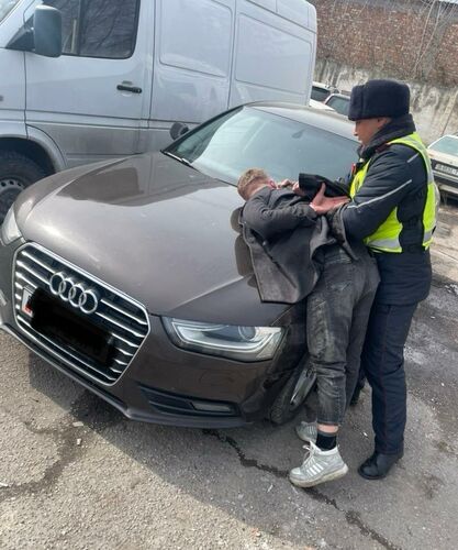 В Бишкеке угнали Audi A4. Машину нашли, а подозреваемый пытался скрыться