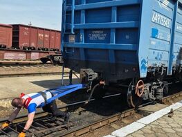 Силач из&nbsp;КР сдвинул восемь вагонов весом почти 190 тонн и&nbsp;установил рекорд
