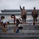 Фото Ed Jones/AFP. Школьники убираются на ступенях у памятника лидерам КНДР в Пхеньяне, июль 2017 года