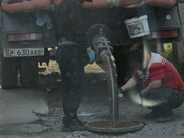 Ассенизаторские машины незаконно сливают отходы в&nbsp;переулках Бишкека 