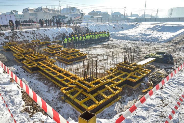 Фото пресс-службы мэрии. В жилмассиве «Кок-Жар» заложили капсулу в строительство школы