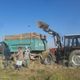 Фото ИА «24.kg». Полный свеклы ковш высыпают в грузовик, урожай 2017 года