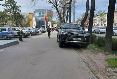 Чудаки парковки. Бишкекчане просят отгородить от&nbsp;машин все тротуары 