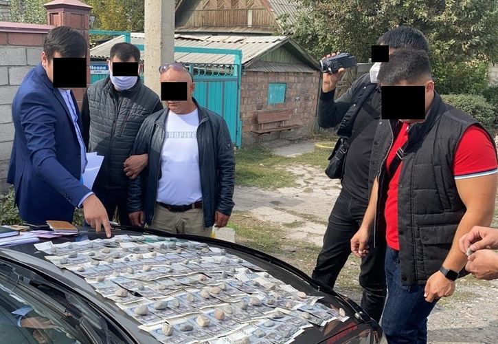 Фото пресс-центра ГКНБ. За попытку незаконного сбыта наркотиков задержан полковник милиции