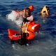 Фото REUTERS/Darrin Zammit Lupi. Береговые службы спасают в нейтральных водах Средиземного моря мигрантов из Ливии, которые пытаются добраться до Европы, апрель 2017 года