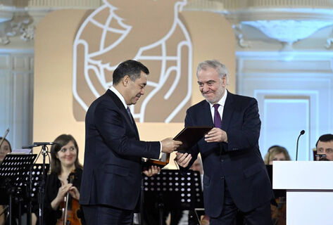 В&nbsp;Санкт-Петербурге Садыру Жапарову вручили премию мира имени Льва Толстого
