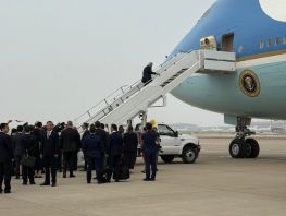 Делегация США перед вылетом из&nbsp;Китая выбросила все, что выдали местные чиновники
