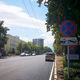 Фото ИА «24.kg». Автовладельцы паркуют машины на проезжей части, несмотря на запрещающий знак
