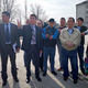 Фото 24.kg. Вице-мэр Уланбек Азыгалиев показывает, как пройдет дорога