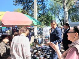 Мэр Бишкека пришел на&nbsp;барахолку на&nbsp;Фучика и&nbsp;пообещал ее&nbsp;ликвидировать
