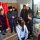 Фото пресс-службы мэрии Бишкека. Эмилбек Абдыкадыров посетил семью, в которой родились тройняшки