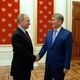Фото пресс-службы президента Кыргызстана. Алмазбек Атамбаев и Владимир Путин провели неформальную встречу