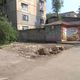 Фото читателя 24.kg. В 7-м микрорайоне Бишкека срубили деревья возле павильона