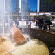 Фото ИА «24.kg». Возле фонтанов у ЦУМа много народу